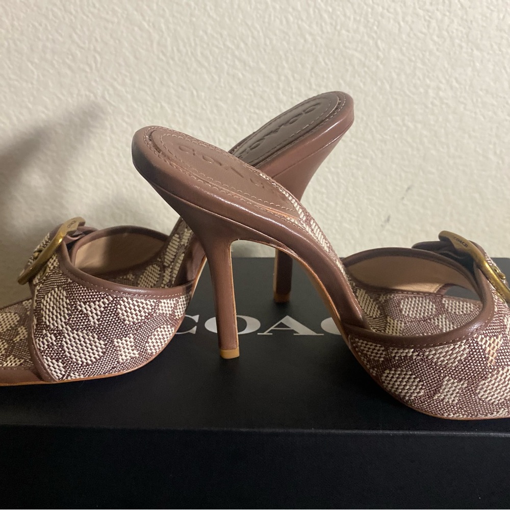 Coach Jacquard buckle khaki size 8.5 stiletto heel